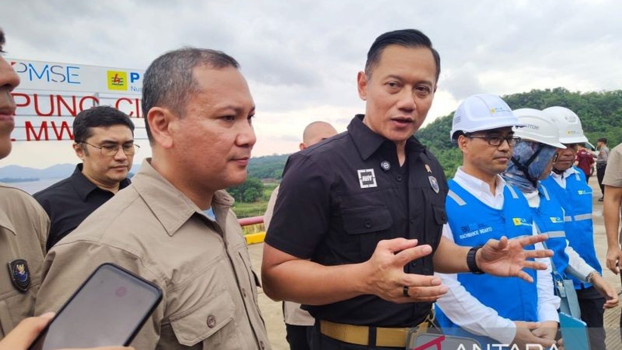 Menko Agus Harimurti Yudhoyono (AHY) mendesak tindakan tegas terhadap temuan pagar dan sertifikat tanah di wilayah laut di berbagai daerah Indonesia, yang melibatkan perusahaan besar dan berpotensi merugikan negara.