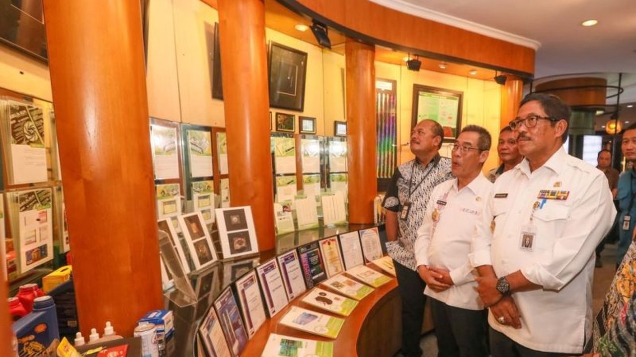 Penjabat Gubernur Jawa Tengah, Nana Sudjana, menekankan komitmen Pemprov dalam menciptakan iklim usaha kondusif untuk meningkatkan kesejahteraan masyarakat, seperti yang terlihat dari kontribusi besar PT Djarum dan PT Pura di Kudus.