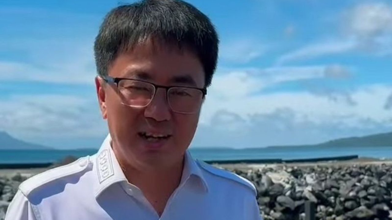 Wali Kota Manado, Andrei Angouw, meninjau langsung fasilitas di SMP Negeri 17, SD Inpres Winangun, dan SD Negeri 96 untuk memastikan kualitas pendidikan dan mengatasi kendala infrastruktur.