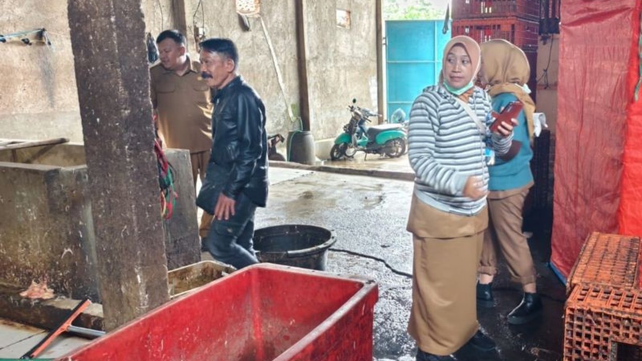 Dinas Perikanan dan Peternakan (Diskannak) Garut gencar awasi rumah potong unggas (RPU) untuk mencegah penyebaran penyakit zoonosis dan menjamin keamanan pangan masyarakat.