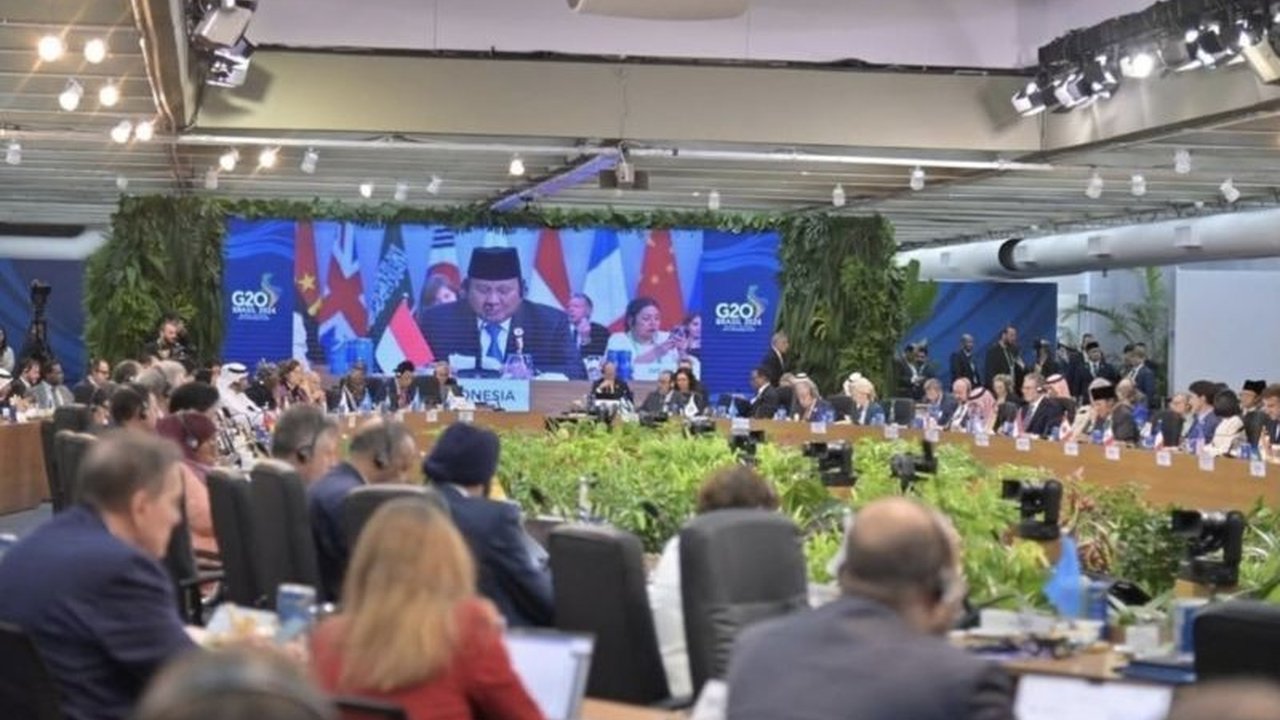 Juru Bicara Presiden menekankan relevansi diplomasi bebas-aktif Indonesia di tengah dinamika global pasca-Trump dan meningkatnya peran negara berkembang,  mengatakan hal ini bukan berarti Indonesia anti-Barat.