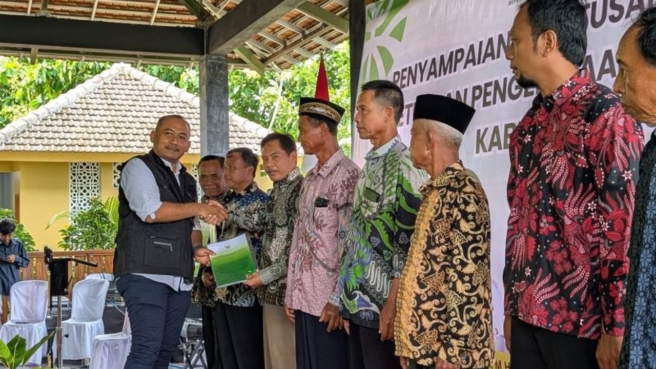 Dinas Kehutanan Jatim menyerahkan 24 SK pengelolaan Perhutanan Sosial kepada Pokmas di Ngawi untuk memberdayakan masyarakat sekitar hutan dan mendorong pengelolaan hutan berkelanjutan.