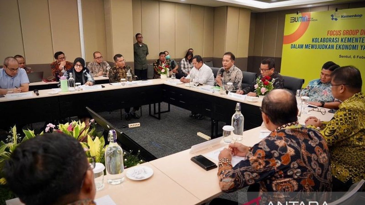 Kementerian Koperasi dan BNI berkolaborasi merevitalisasi lebih dari 60.000 koperasi unit desa (KUD) dan meningkatkan Gapoktan menjadi koperasi untuk memperlancar penyaluran pupuk dan meningkatkan produktivitas pertanian demi swasembada pangan.