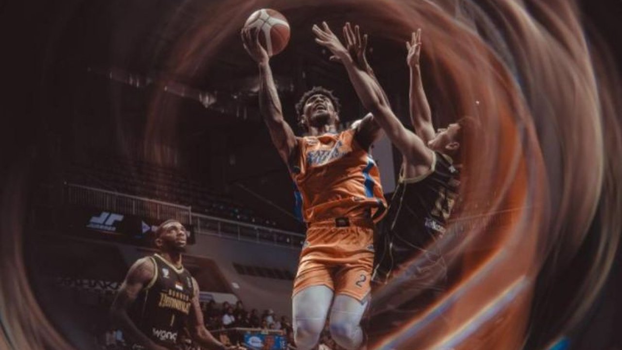 Pelatih Youbel Sondakh menekankan pentingnya pertahanan dan serangan yang rapi bagi Satria Muda Pertamina Jakarta untuk mempertahankan rekor kemenangan mereka di IBL 2025.