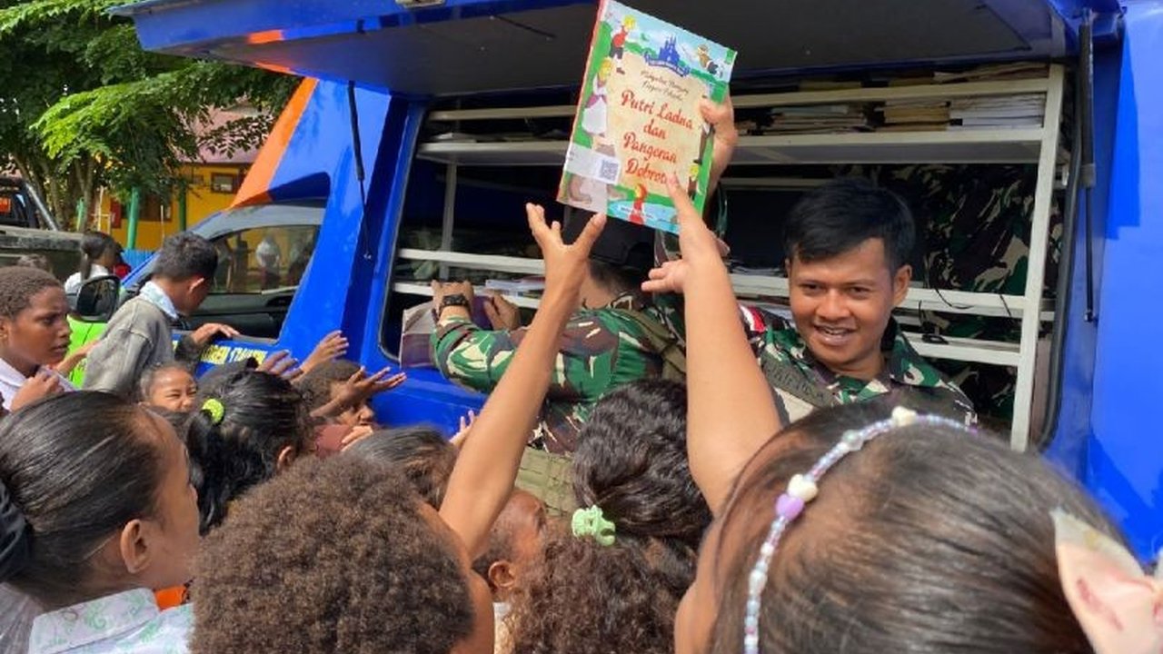 Satgas Yonif 144/JY meluncurkan perpustakaan keliling di SD Negeri Cam 3 Asikie, Distrik Jair, Boven Digoel, Papua Selatan, sebagai upaya mencerdaskan anak-anak perbatasan RI-PNG dan meningkatkan minat baca.