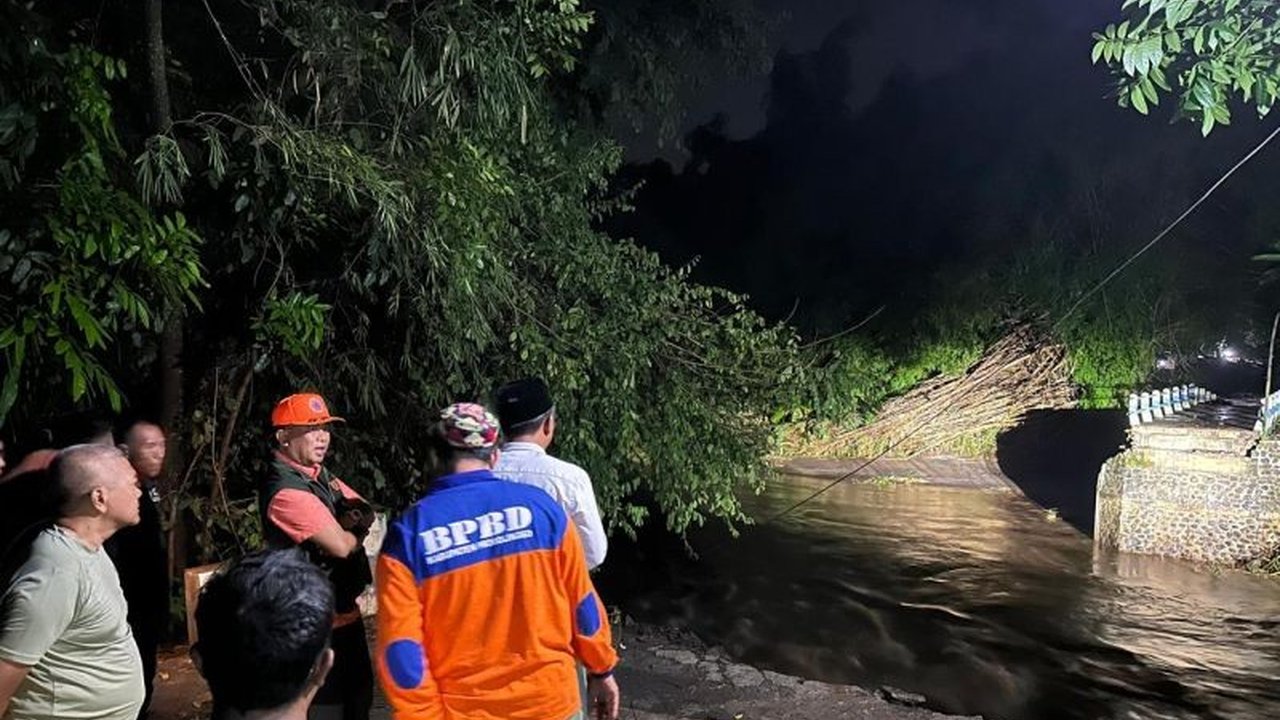 Banjir di Probolinggo menyebabkan jembatan penghubung Dusun Gilih putus, mengisolasi lebih dari 200 warga dan menuntut perbaikan segera dari pemerintah.