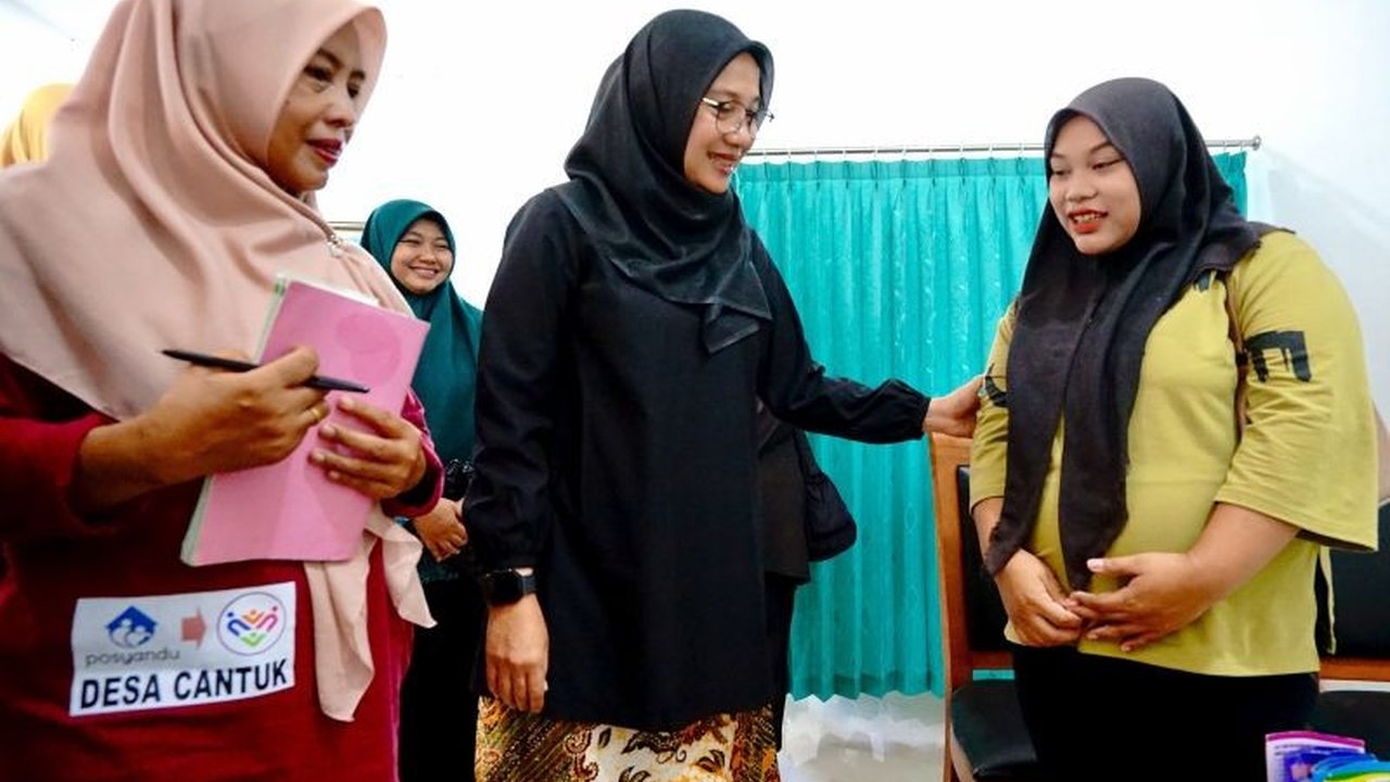 Pemkab Banyuwangi meningkatkan akses kesehatan dengan program jemput bola, menyediakan layanan USG ibu hamil dan pemeriksaan jantung langsung di desa-desa untuk menjangkau warga yang kesulitan akses layanan kesehatan.