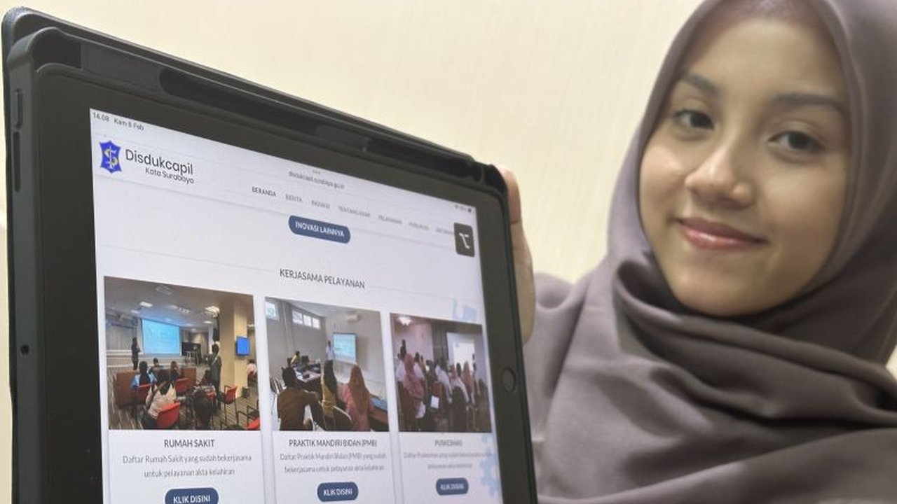 Pemkot Surabaya berkolaborasi dengan 61 rumah sakit, 104 bidan, dan 63 puskesmas untuk mempercepat dan mempermudah proses penerbitan akta kelahiran, KIA, dan penambahan jiwa dalam KK bagi bayi baru lahir dalam waktu kurang dari 24 jam.