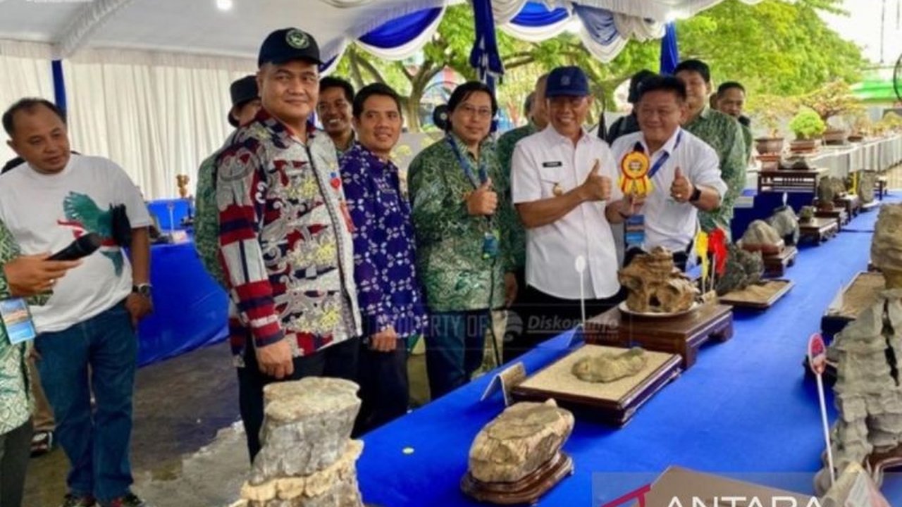 Pameran Nasional Bonsai dan Suiseki di Samarinda menampilkan ratusan bonsai dan batu suiseki dari seluruh Indonesia, menyoroti nilai seni dan ekonomi tinggi dari kedua karya tersebut.