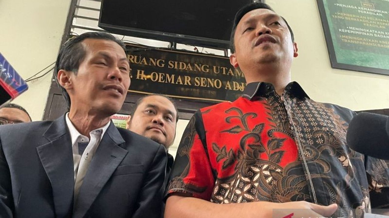 Tim kuasa hukum Hasto Kristiyanto menghadirkan delapan saksi ahli dalam sidang praperadilan melawan KPK di PN Jakarta Selatan pada Jumat, 7 Februari 2024, terkait penetapan tersangka kasus Harun Masiku.