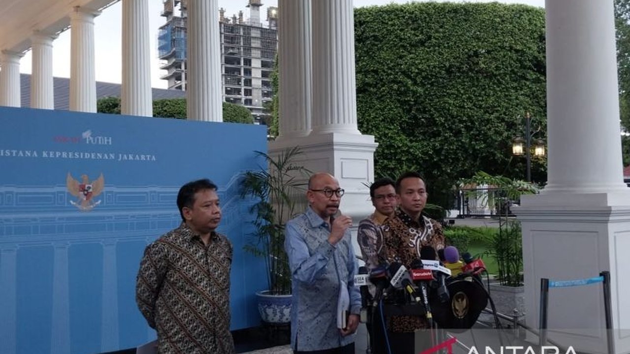 Penerapan tarif 10% oleh AS terhadap barang impor China berpotensi menguntungkan Indonesia dengan adanya relokasi industri, namun perlu perbaikan iklim investasi dan reformasi birokrasi.