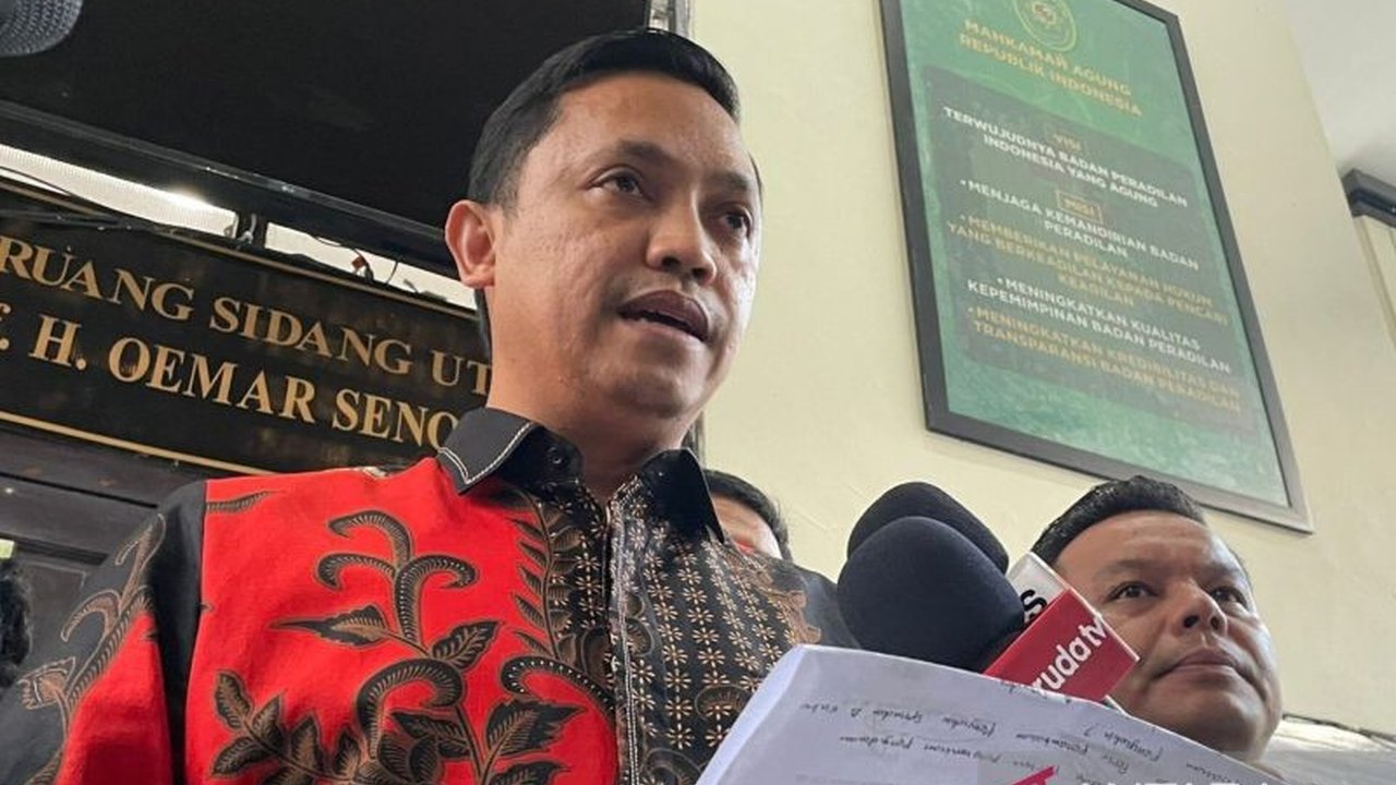 Tim pengacara Hasto Kristiyanto membantah kliennya memerintahkan Harun Masiku untuk merendam ponsel saat OTT KPK; putusan MA menyebut dua orang yang memberi perintah tersebut.
