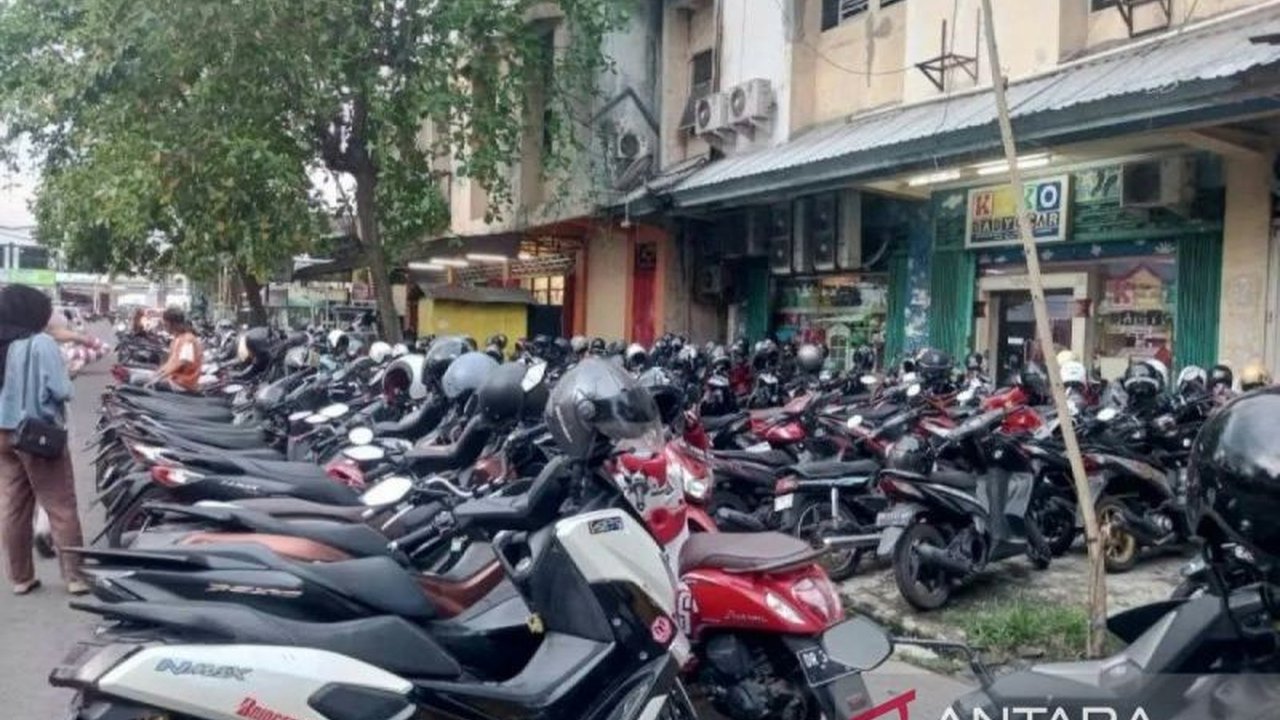 Pemerhati kebijakan publik mengkritik kenaikan tarif parkir di Mataram, NTB, yang dinilai memberatkan masyarakat dan meminta evaluasi kebijakan tersebut serta peningkatan transparansi pengelolaan parkir.