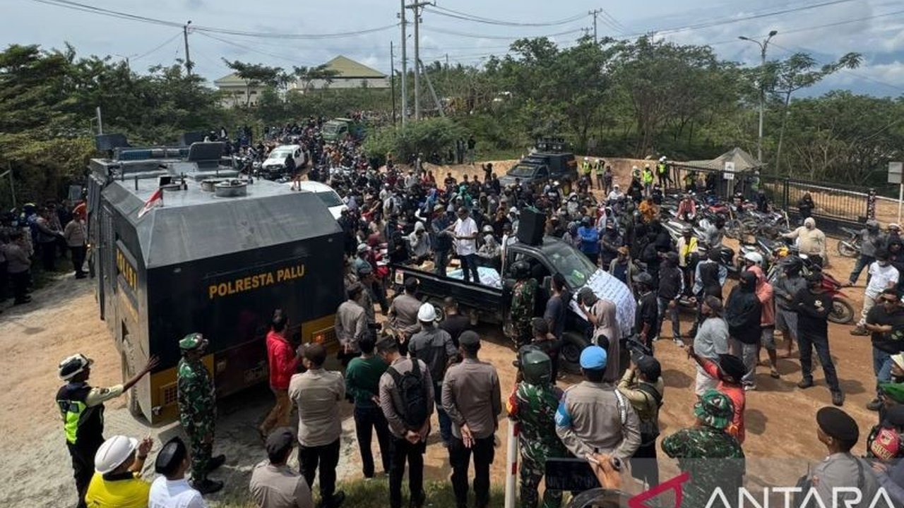 Ratusan warga Palu menggelar demonstrasi di depan PT Citra Palu Mineral (CPM) menuntut kejelasan status hubungan kerja dengan PT Adijaya Karya Makmur (AKM) dan menolak pengambilalihan lokasi perendaman material tambang.
