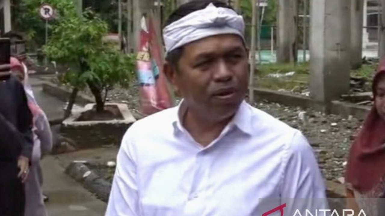 Gubernur Jawa Barat terpilih, Dedi Mulyadi, mendesak Jasa Marga segera memperbaiki akses jalan tol Karawang Timur yang rusak parah, karena pengguna jalan telah membayar biaya tol.