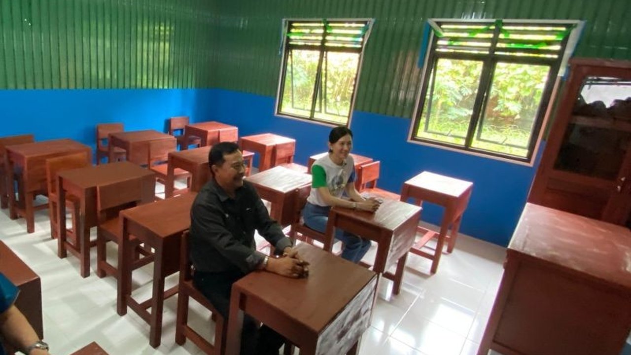 Dua Sekolah Dasar di Desa Barusari, Garut, yang rusak akibat gempa September 2024 telah dibangun kembali dengan desain tahan gempa dan ramah lingkungan berkat kolaborasi Pemkab Garut, Yayasan Bakti Barito, Happy Hearts Indonesia, dan Kitabisa.