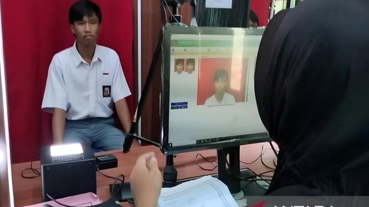 Dinas Kependudukan dan Pencatatan Sipil (Dispendukcapil) Kota Semarang memastikan pelayanan pencetakan e-KTP telah kembali normal setelah sempat dibatasi karena kekurangan blangko.