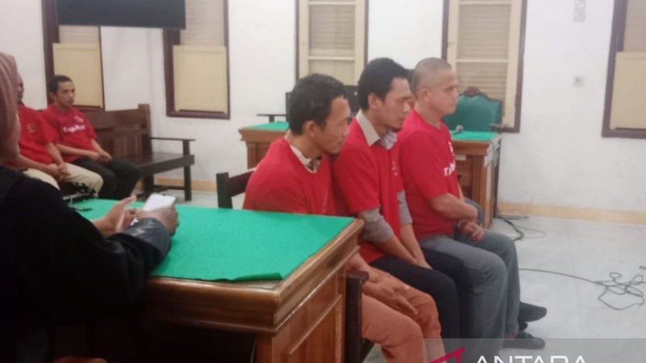 Pengadilan Negeri Medan membebaskan lima terdakwa kasus pencurian tiang penyangga kabel optik di Jalan Sutomo, Medan, karena majelis hakim menilai mereka tidak terbukti bersalah.