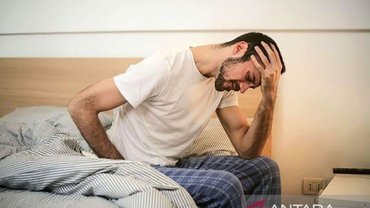 Dokter spesialis saraf menjelaskan perbedaan pusing dan sakit kepala berdasarkan sensasi yang dirasakan, jenis-jenis sakit kepala, serta penyebab sakit kepala sekunder yang berbahaya.