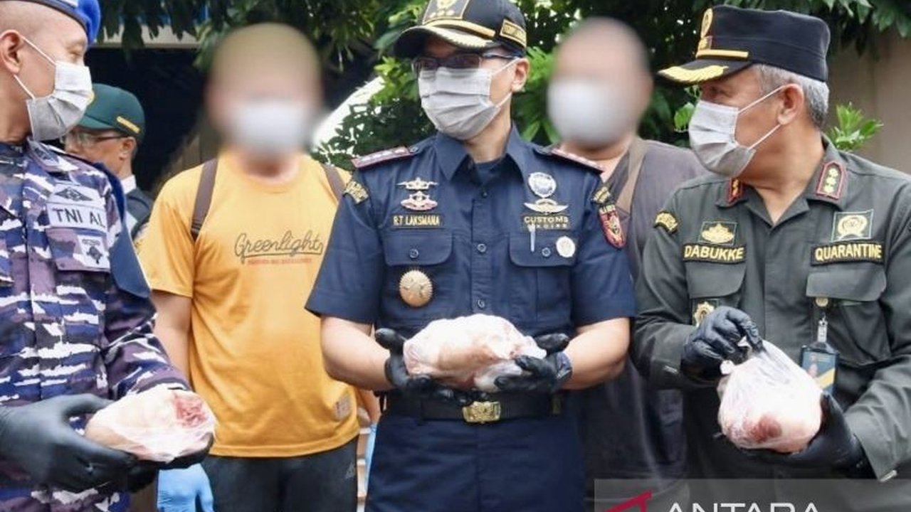 Balai Karantina Kalsel musnahkan 100 kg daging babi tanpa dokumen kesehatan dari Jatim di Pelabuhan Trisakti Banjarmasin untuk mencegah penyebaran penyakit African Swine Fever (ASF).