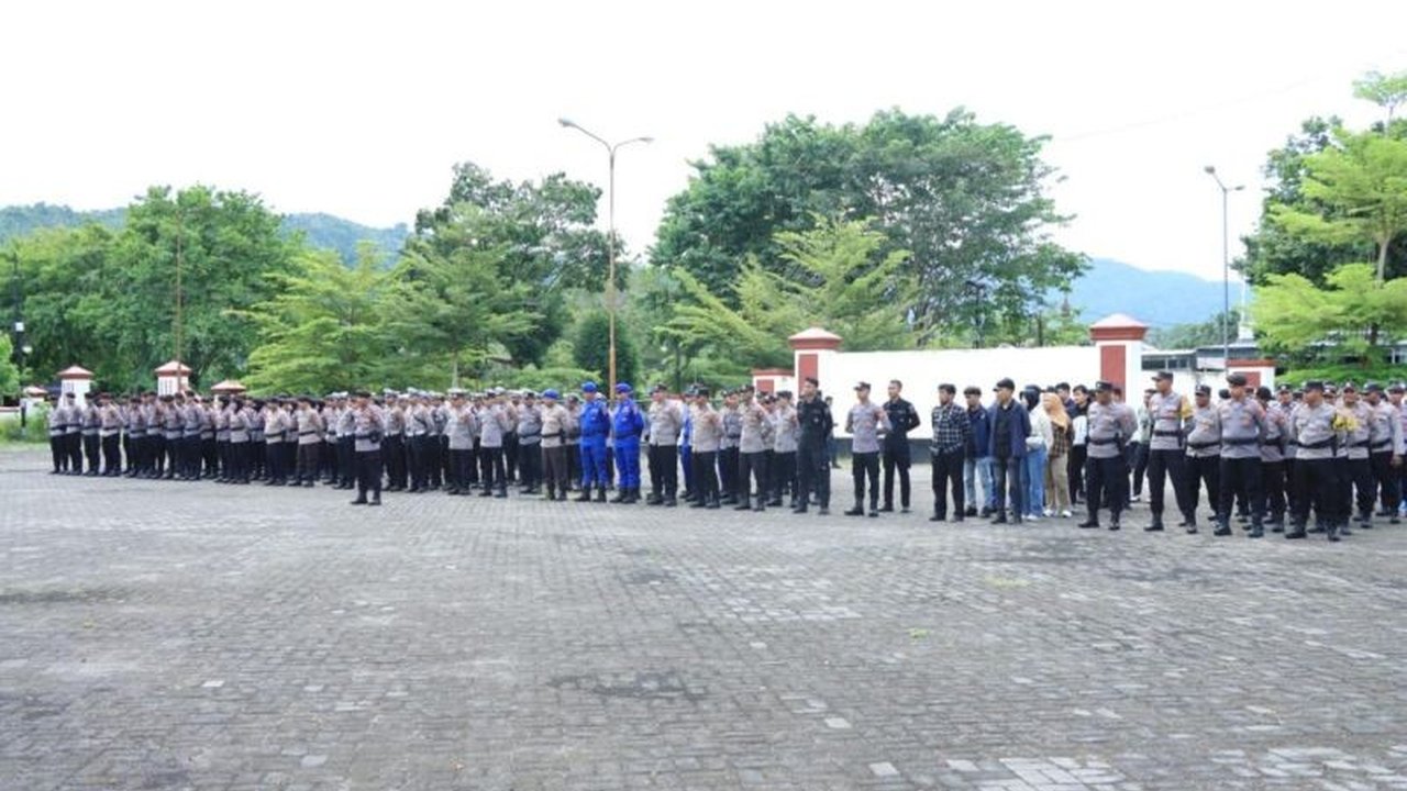 Polda Malut menerjunkan 355 personel untuk mengamankan pleno penetapan pasangan Sherly Tjoanda-Sarbin Sehe sebagai Gubernur dan Wakil Gubernur Maluku Utara terpilih pada 6-8 Februari 2025, setelah MK menolak gugatan sengketa Pilgub.