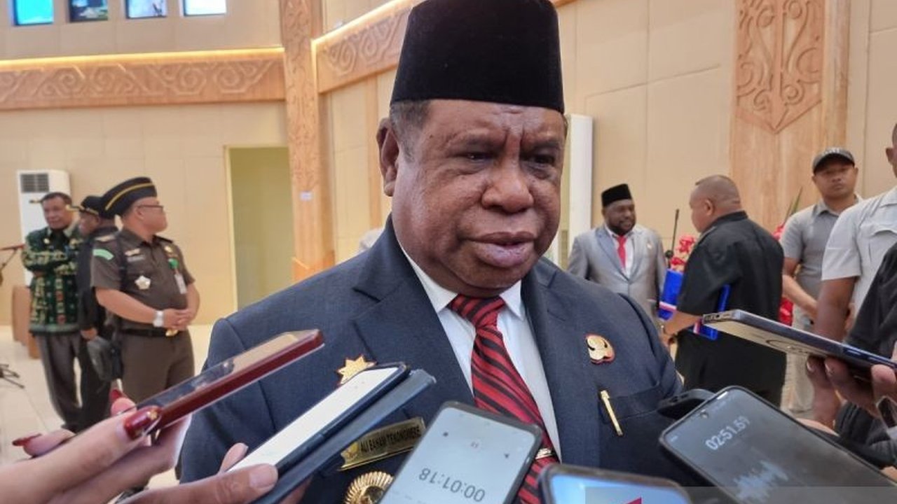 Penjabat Gubernur Papua Barat, Ali Baham Temongmere, mengajak masyarakat untuk melupakan perbedaan politik setelah Mahkamah Konstitusi menolak gugatan Pilkada 2024 di enam kabupaten dan fokus pada pembangunan.