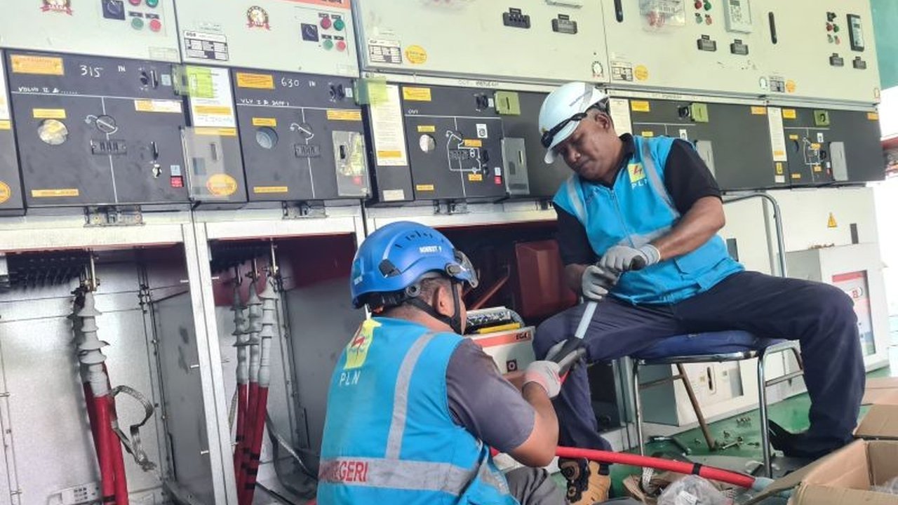 PLN UP3 Sofifi melakukan pemeliharaan rutin di PLTD Wasileo, Halmahera Timur, Maluku Utara, untuk memastikan pasokan listrik 24 jam tetap andal dan stabil bagi masyarakat.