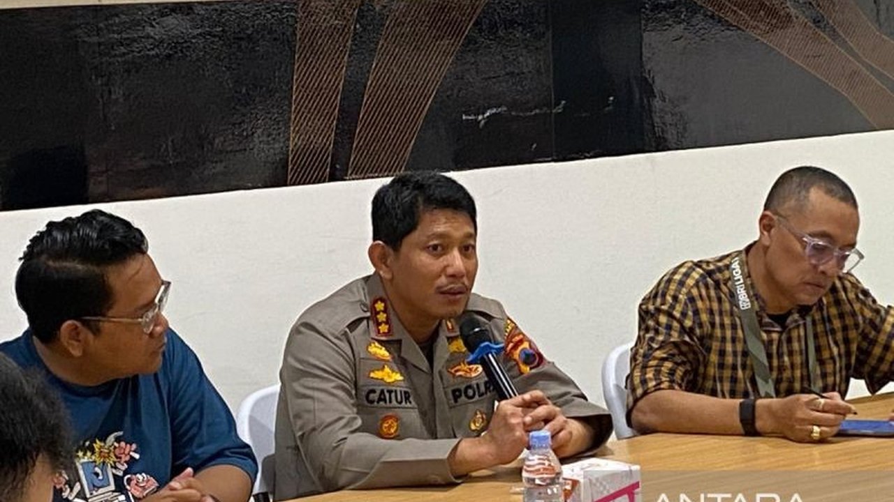 Kapolresta Surakarta mengimbau suporter Persebaya untuk mematuhi aturan PSSI dengan tidak hadir dalam laga Persis Solo vs Persebaya di Stadion Manahan, demi keamanan dan ketertiban.