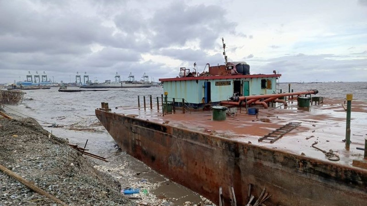 Satu unit kapal tongkang bernama Camar Jawa terdampar di Pantai Kalibaru, Cilincing, Jakarta Utara, akibat angin kencang dan gelombang tinggi pada Kamis subuh, menimbulkan kekhawatiran akan kerusakan bagan dan perahu nelayan.