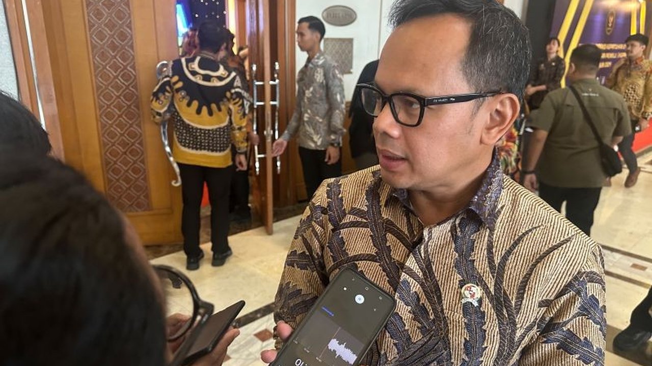 Kemendagri akan menyelidiki keterlibatan kepala desa dalam penerbitan SHGB pagar laut di perairan Tangerang, Banten, menyusul viralnya video yang memperlihatkan seorang kades tampak mengawasi pemasangan pagar tersebut.