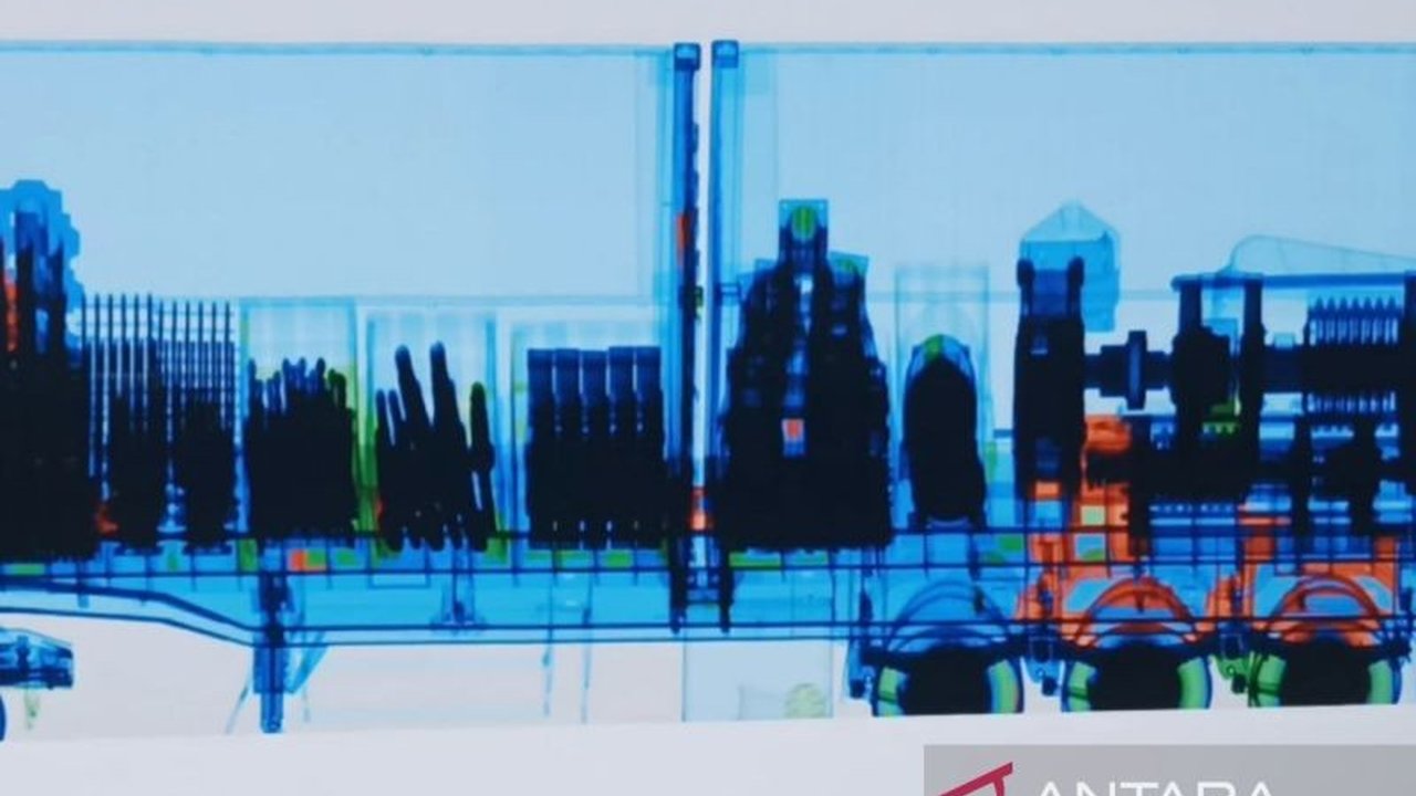 Bea Cukai Jatim kini mampu melakukan pengawasan 100% isi kontainer di Pelabuhan Tanjung Perak Surabaya berkat teknologi pemindai sinar-X terbaru, sehingga meningkatkan pencegahan penyelundupan.