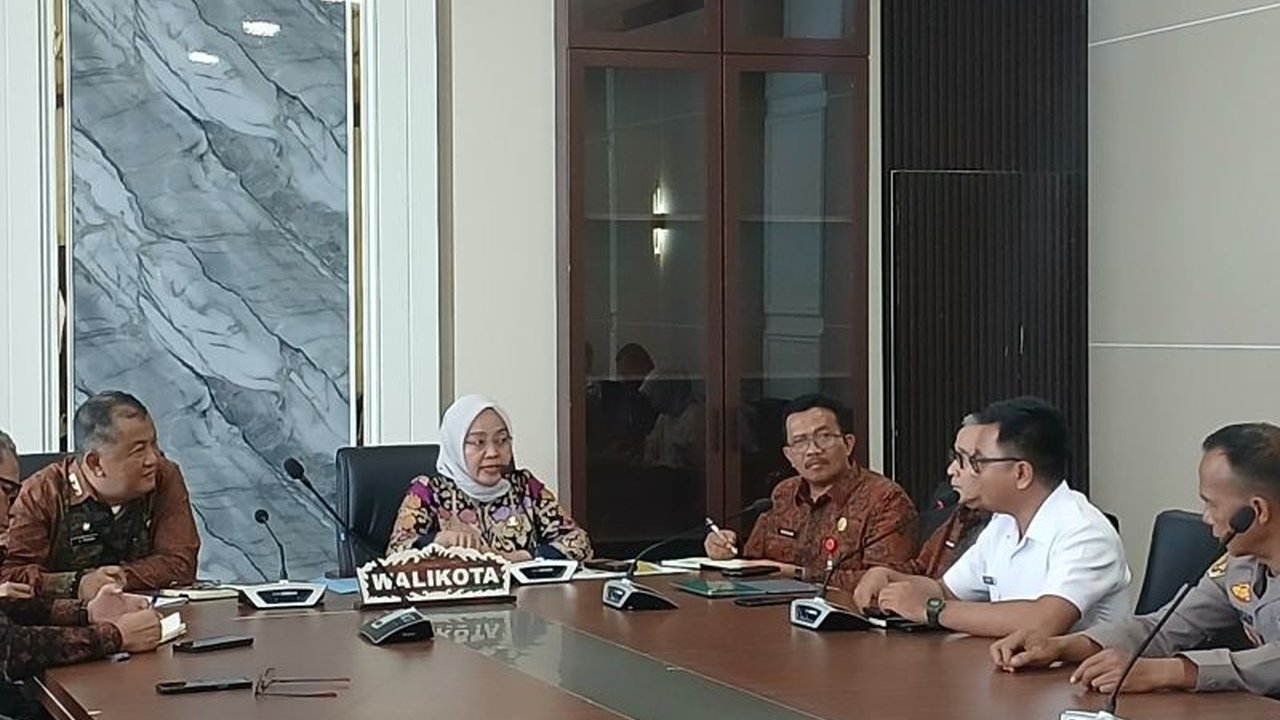 Kota Jambi akan meluncurkan Program Makan Bergizi Gratis (MBG) pada 17 Februari 2025, menargetkan 3.408 siswa dari TK hingga SMA di 14 sekolah, dengan kolaborasi antara Pemkot Jambi dan Badan Gizi Nasional.