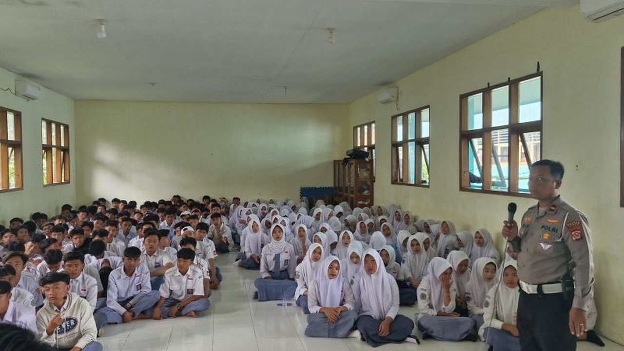 Polres Lebak, Banten, melakukan sosialisasi dan edukasi tertib berlalu lintas di sekolah-sekolah untuk mengurangi angka kecelakaan lalu lintas, terutama di kalangan remaja, dengan fokus pada pemahaman rambu-rambu, etika berkendara, dan keselamatan.