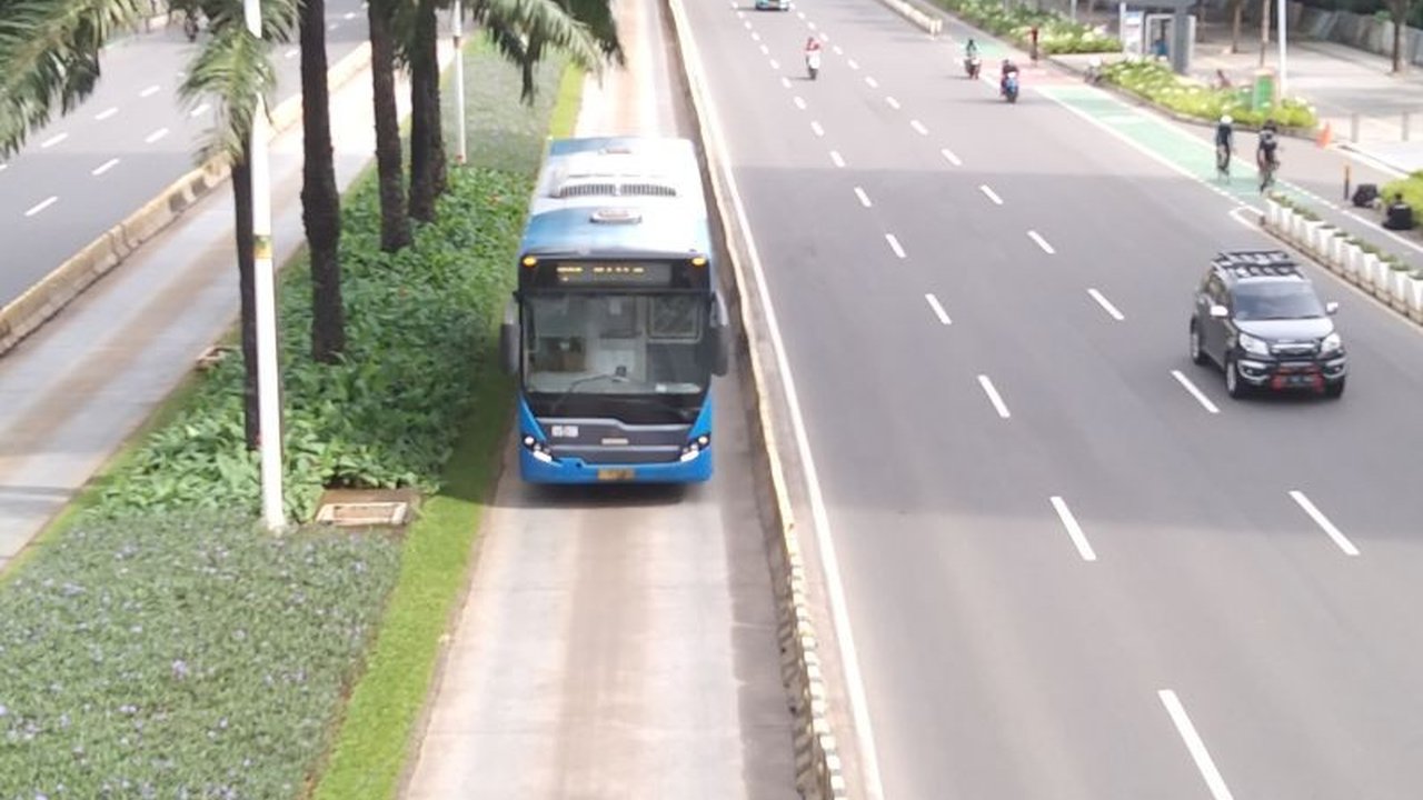 Video viral mobil pejabat masuk jalur Transjakarta memantik reaksi dari pihak Transjakarta yang menegaskan izin hanya diberikan dalam kondisi darurat, dan kini berupaya mencegah kejadian serupa dengan berbagai strategi.