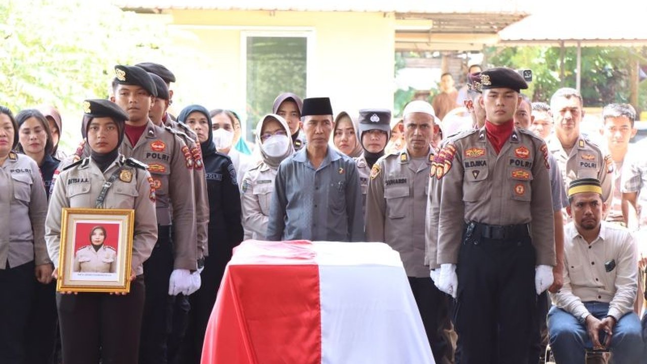 AKBP Roro Arikawati Kusumaningdyah, seorang Polwan Polda Kepri, meninggal dunia akibat kecelakaan lalu lintas di Batam pada Kamis pagi saat hendak bertugas, meninggalkan duka mendalam bagi keluarga dan institusi kepolisian.