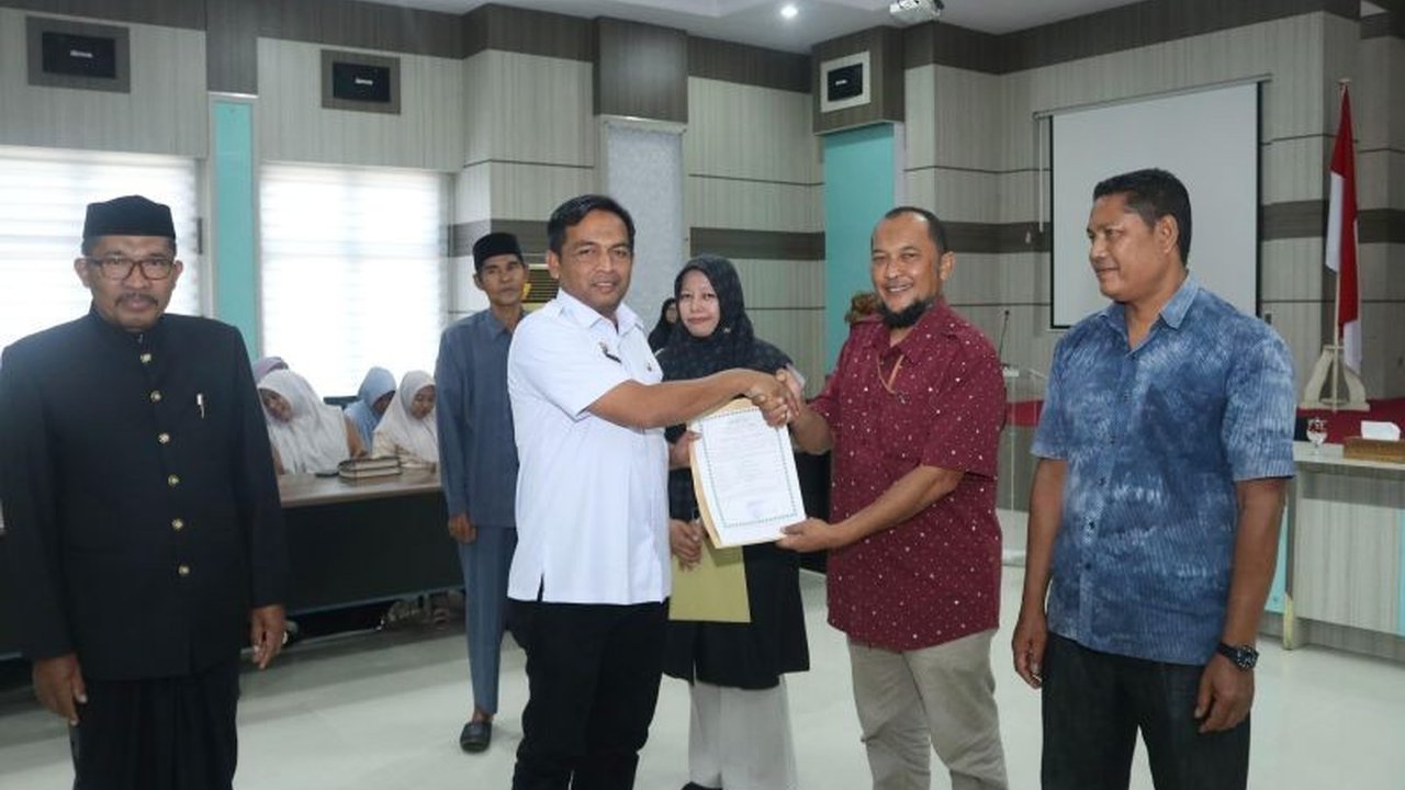 Pemerintah Kota Sabang telah menyerahkan 40 sertifikat halal kepada pelaku usaha lokal pada tahun 2024,  sebuah langkah untuk meningkatkan daya saing produk lokal dan membuka akses pasar yang lebih luas.