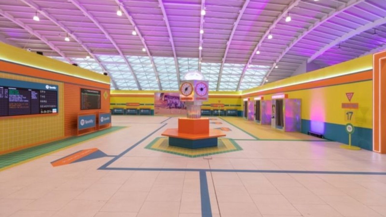 Spotify Indonesia menghadirkan CARAT Station Jakarta di Pondok Indah Mall 3, sebuah pengalaman imersif bagi penggemar SEVENTEEN yang mencakup zona foto, sesi fanchant, dan merchandise eksklusif sebelum konser 'SEVENTEEN [RIGHT HERE] WORLD TOUR'.