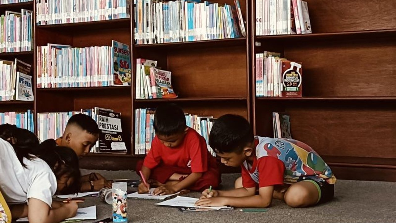 Studi Perpustakaan Nasional RI tahun 2024 menunjukkan minat baca masyarakat Mimika berada di angka 54,83%, tergolong sedang; Dinas Perpustakaan setempat berupaya meningkatkannya lewat berbagai program.