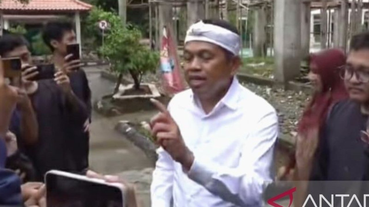 Gubernur Jabar terpilih, Dedi Mulyadi, memberikan solusi atas kegagalan ratusan siswa SMAN 4 Karawang mendaftar SNBP dengan menambah operator PDSS dan memberikan bantuan finansial.