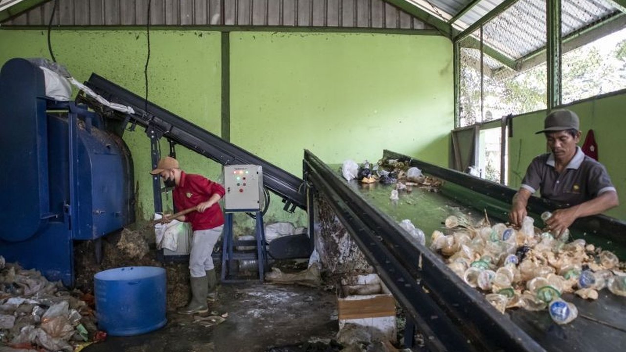 Kementerian Lingkungan Hidup (KLH) sedang menyiapkan regulasi yang mewajibkan pengelola kawasan, seperti hotel dan restoran, untuk mengelola sampah mereka sendiri guna mengurangi beban Tempat Pemrosesan Akhir (TPA).