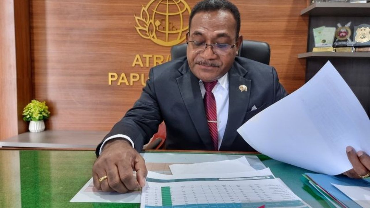 Badan Pertanahan Nasional (BPN) Papua Barat berhasil menerbitkan 9.000 sertifikat tanah di tahun 2024 melalui program PTSL dan redistribusi tanah, kendati menghadapi tantangan geografis dan pemahaman masyarakat.