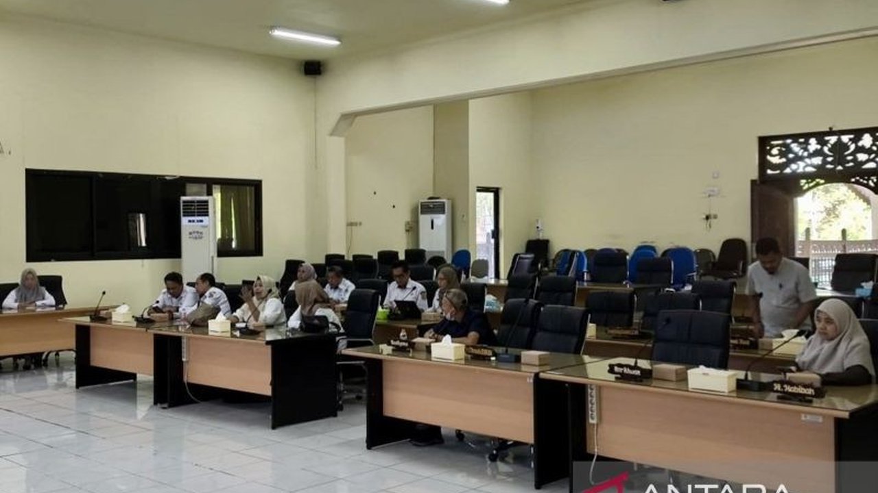 Pemerintah Kabupaten Hulu Sungai Tengah (HST) kekurangan 4.750 ASN dan merumahkan tenaga honorer, memicu keresahan dan tuntutan solusi dari DPRD dan tenaga honorer yang terdampak.