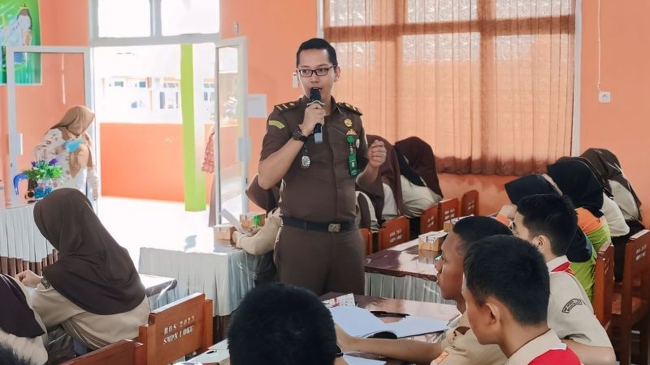 Kejaksaan Negeri OKU, Sumatera Selatan, melalui Program Jaksa Masuk Sekolah (JMS), memberikan penyuluhan hukum kepada pelajar SMA Negeri 1 OKU, fokus pada pencegahan kenakalan remaja, penyalahgunaan narkoba, dan cyberbullying.