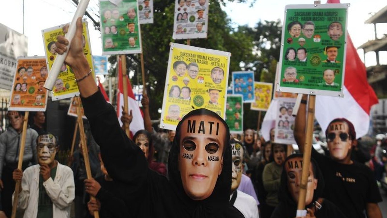 Komisi Pemberantasan Korupsi (KPK) menggunakan bukti penyadapan 12 nomor ponsel sebagai bukti elektronik dalam sidang praperadilan yang diajukan Sekretaris Jenderal PDI Perjuangan, Hasto Kristiyanto.