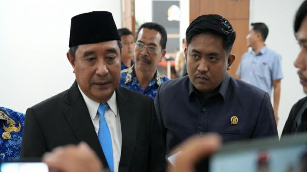 Pemerintah Provinsi Sulawesi Barat berkomitmen meningkatkan pendapatan daerah melalui optimalisasi sektor pertanian, peternakan, kelautan, dan perikanan dalam APBD 2025, memanfaatkan potensi sumber daya alam dan masyarakat lokal.