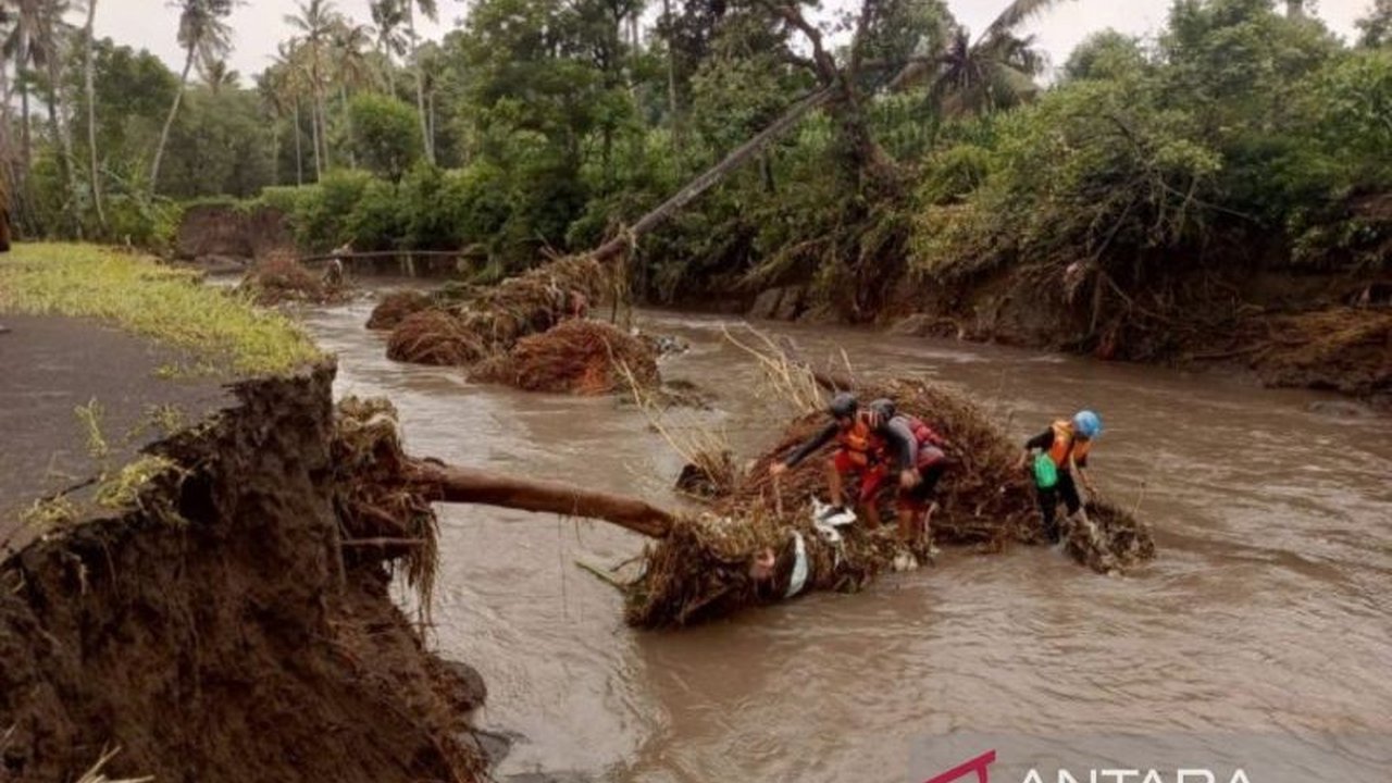 Pencarian lima korban banjir bandang di Desa Nanga Wera, Bima, NTB dihentikan sementara karena cuaca buruk dan dikhawatirkan banjir susulan, pencarian akan dilanjutkan jika cuaca membaik.