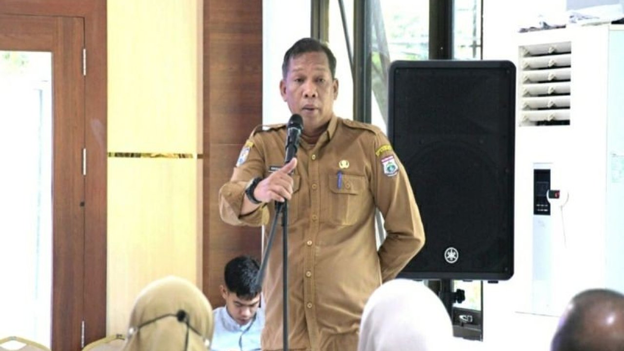 Pemerintah Provinsi Sulawesi Barat berupaya mencari solusi bagi puluhan petugas keamanan yang akan dirumahkan akibat UU ASN, dengan menawarkan pelatihan dan bantuan mencarikan pekerjaan alternatif.
