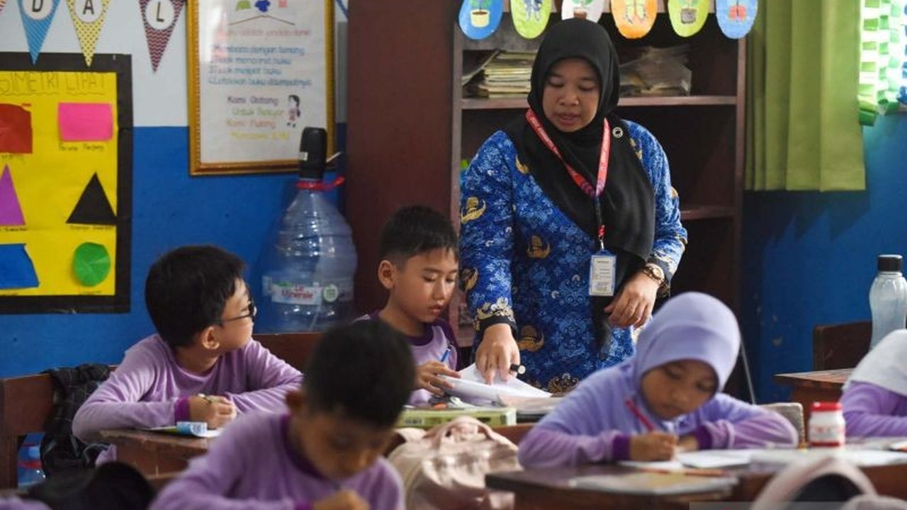 PBPGSI mendesak pemerintah mengaktifkan kembali program penyetaraan guru swasta untuk meningkatkan kesejahteraan dan memberikan pengakuan atas profesionalisme mereka, serta meminta evaluasi kebijakan rekrutmen guru yang lebih adil dan transparan.