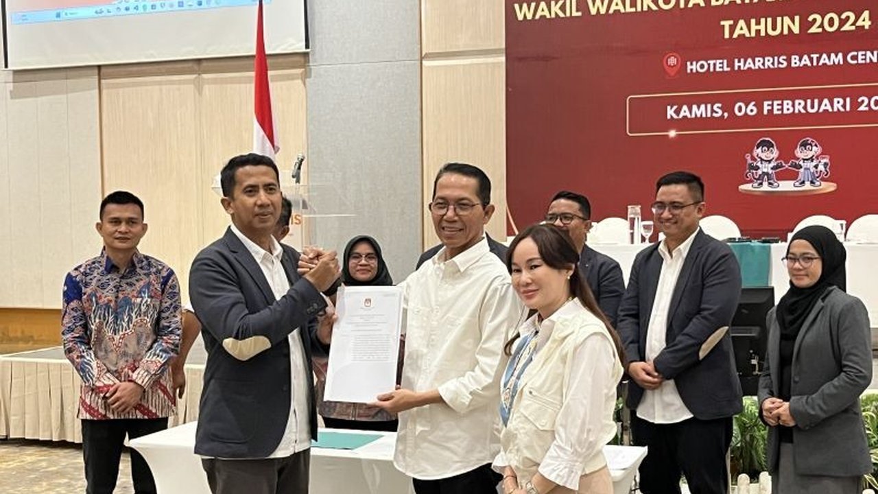KPU Batam menetapkan Amsakar Achmad dan Li Claudia Chandra sebagai kepala daerah terpilih setelah MK menolak gugatan PHPU Pilkada 2024, dengan perolehan suara 66,01 persen.