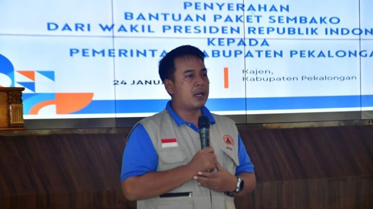 Enam pedukuhan di tiga desa di Kecamatan Petungkriyono, Pekalongan, masih terisolasi pasca tanah longsor meskipun status tanggap darurat bencana telah dicabut; pemerintah setempat berupaya membuka akses jalan dan memberikan bantuan.